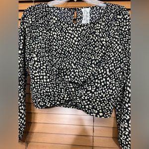 Nice long sleeves top with no brand size S black cream